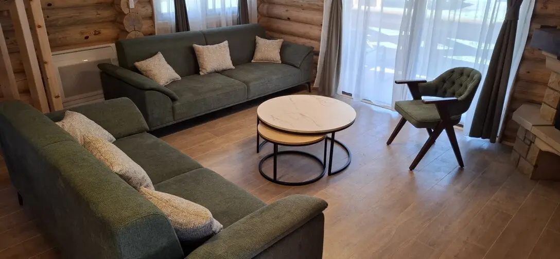 Tapacirani separei i stolice u restoranu